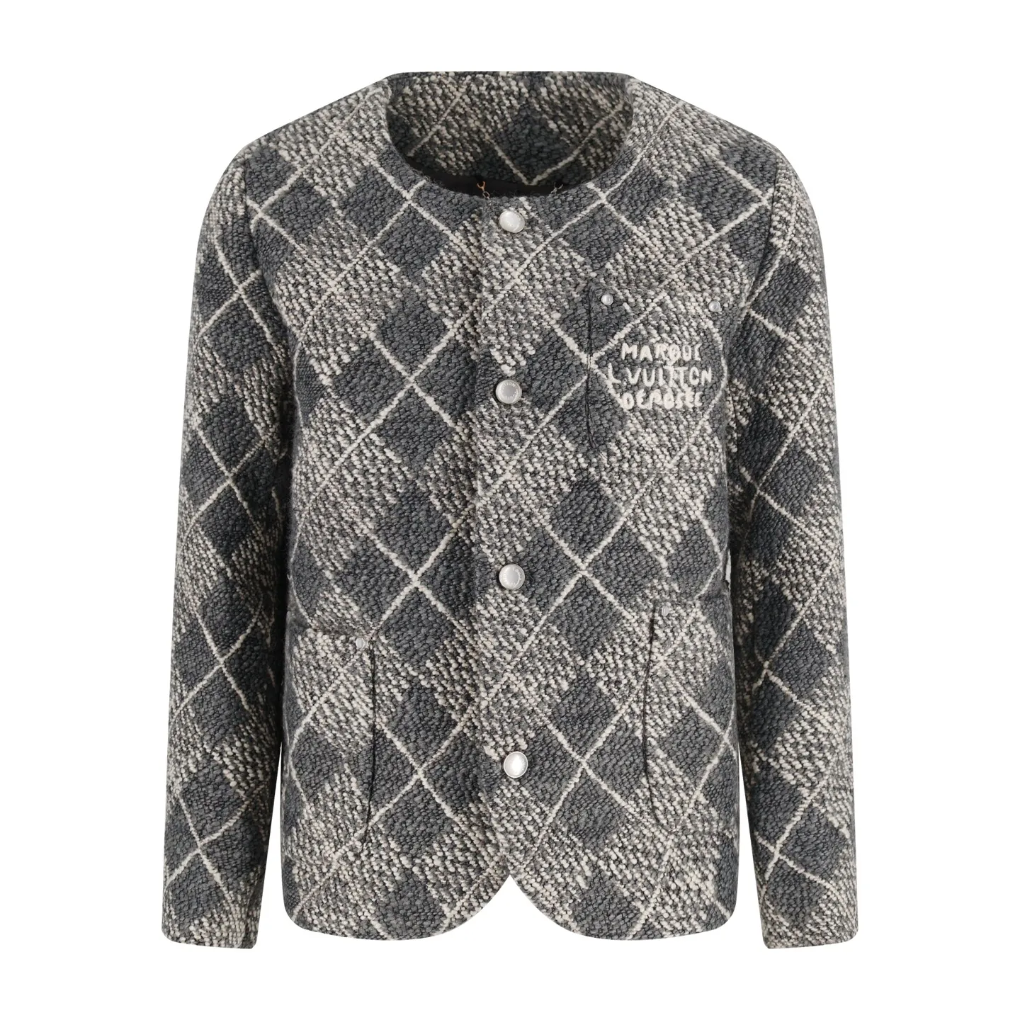 🅿️1500 1v 25SS rhombus collarless small fragrant style jacket. The original version was purchased and developed for 45,000. It is made of 80% wool blended 20% nylon batch woven rhombus pattern gray fabric. This collarless jacket is a new chapter in Louis Vuitton tailoring. Bouquet jacquard reconstructs the traditional Damier pattern, giving it a visual effect like an Argyle pattern. Pearlescent buttons and Marque L.Vuitton Déposée logo embroidery. The interior is made of custom-woven gray checkerboard cupro fiber lining, which is comfortable, skin-friendly and breathable. Size:46-48-50-52